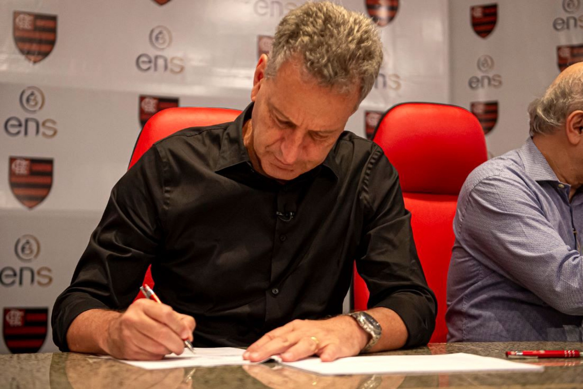 Rodolfo Landim firma su contrato - Fotografía: Paula Reis / Flamengo