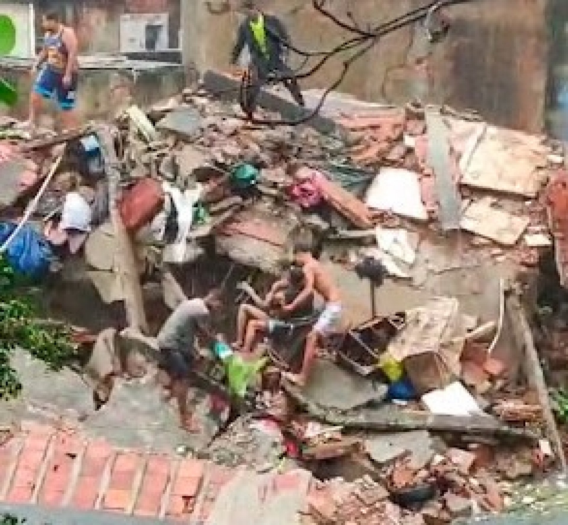 Moradores vizinhos ajudaram no resgate dos feridos da casa que desabou em Nilópolis - Reprodução
