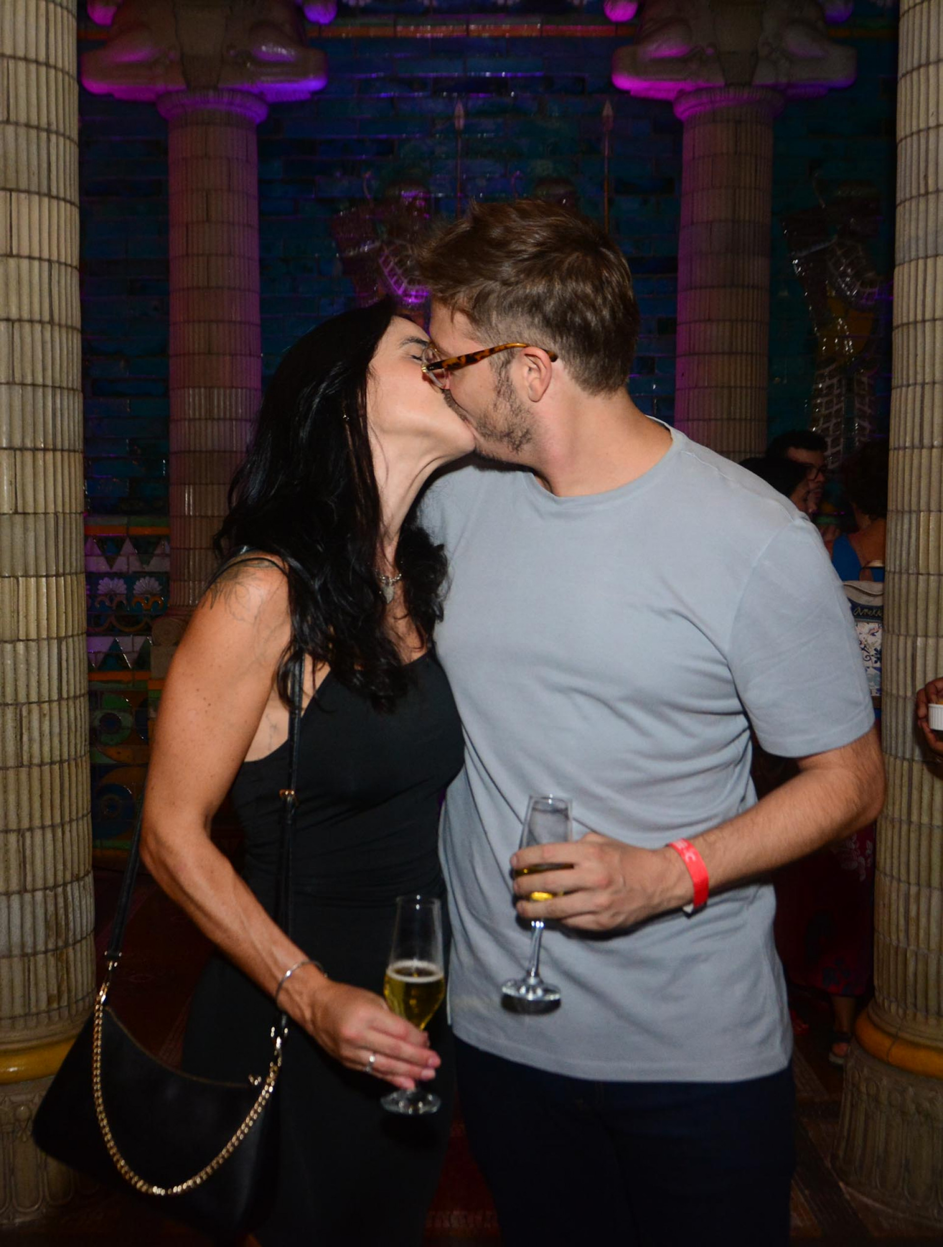 Fabio Porchat e Priscila Castelo Branco se beijam na festa de estreia do novo espetáculo de Deborah Colker no Theatro Municipal - Webert Belicio / Agnews