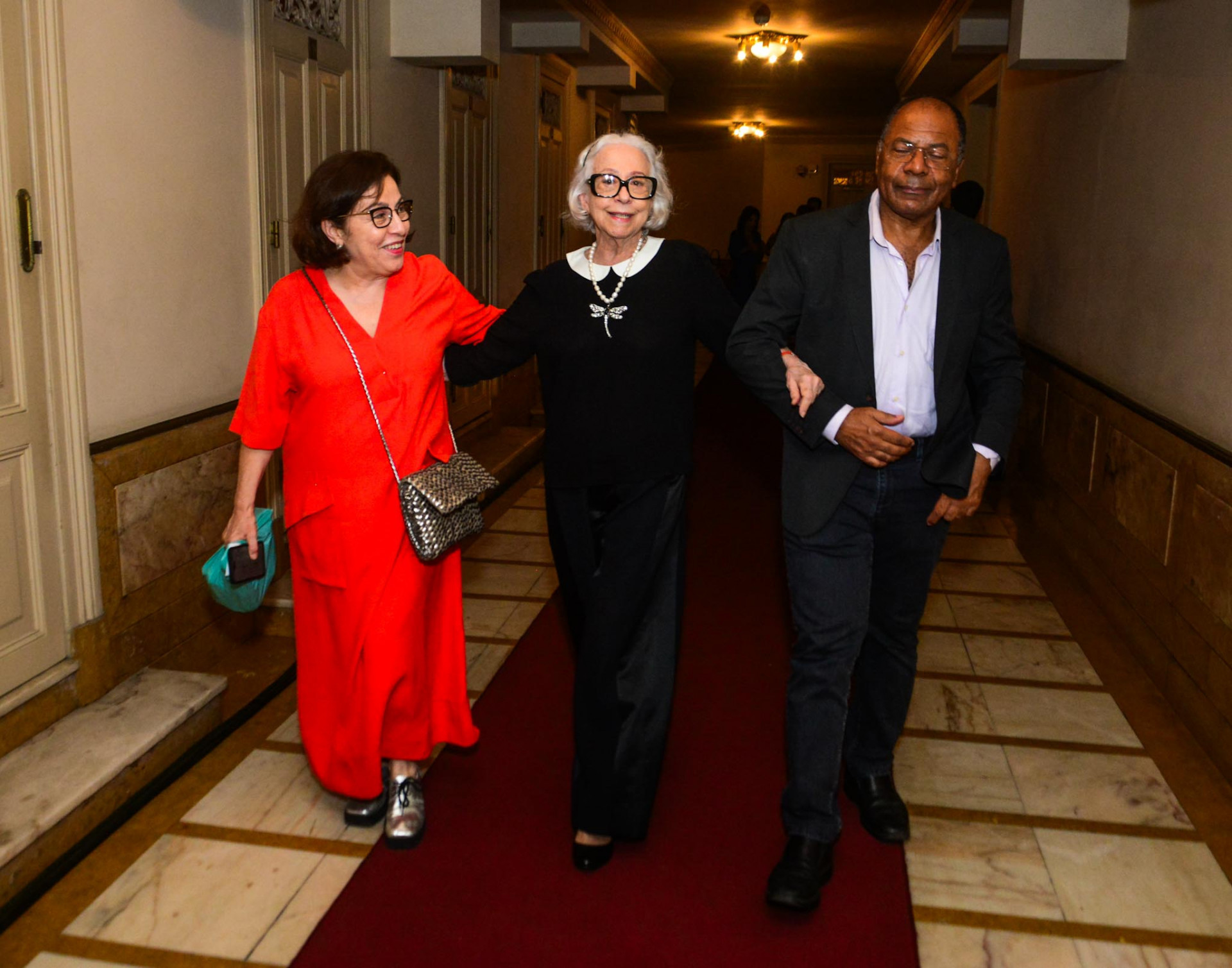 Fernanda Montenegro chega acompanhada na estreia de Sagração, novo espetáculo de Deborah Colker, no Theatro Municipal - Webert Belicio / Agnews