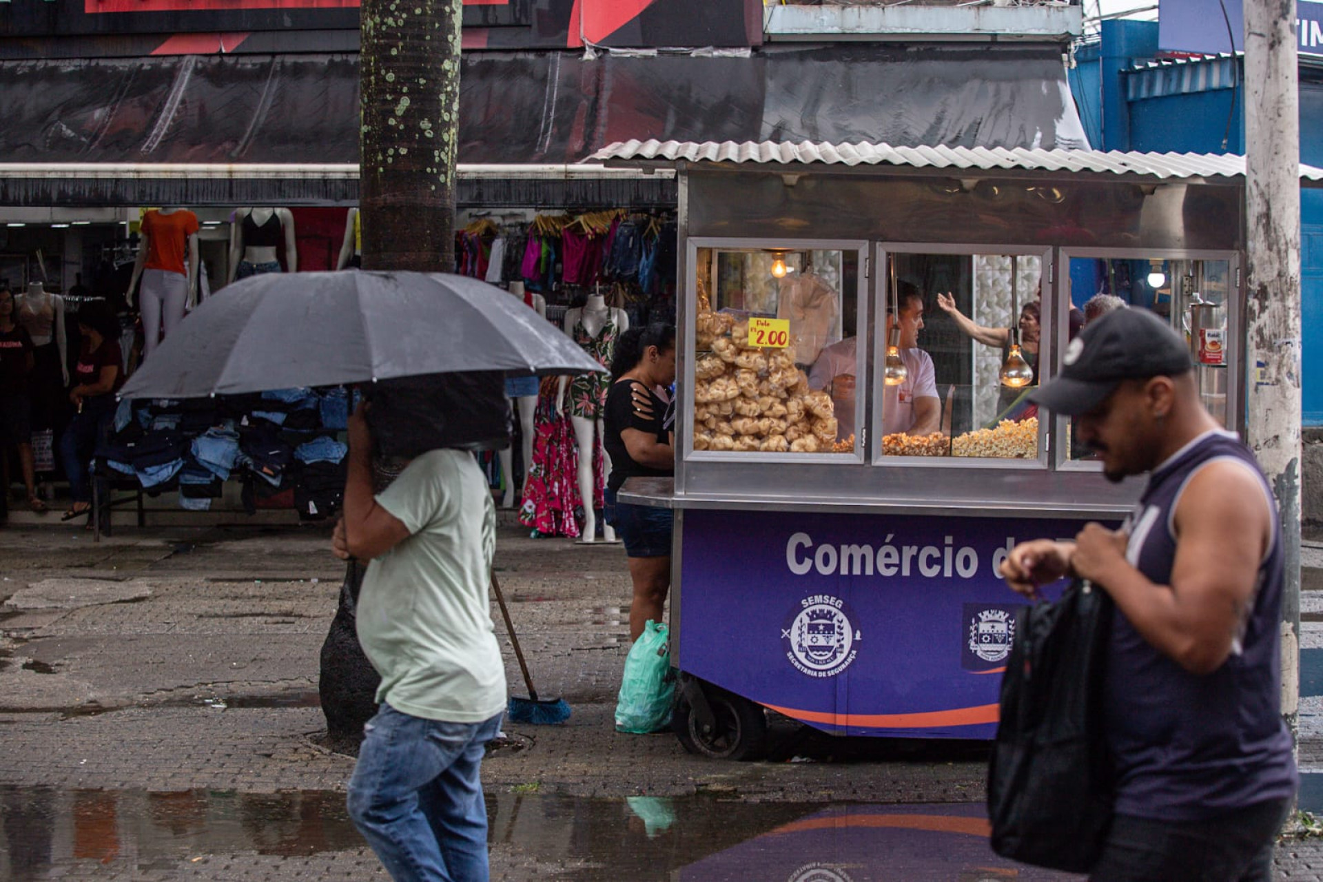 Pedestres caminharam no Centro de Nova Iguaçu durante dia chuvoso - Renan Areias / Agência O Dia
