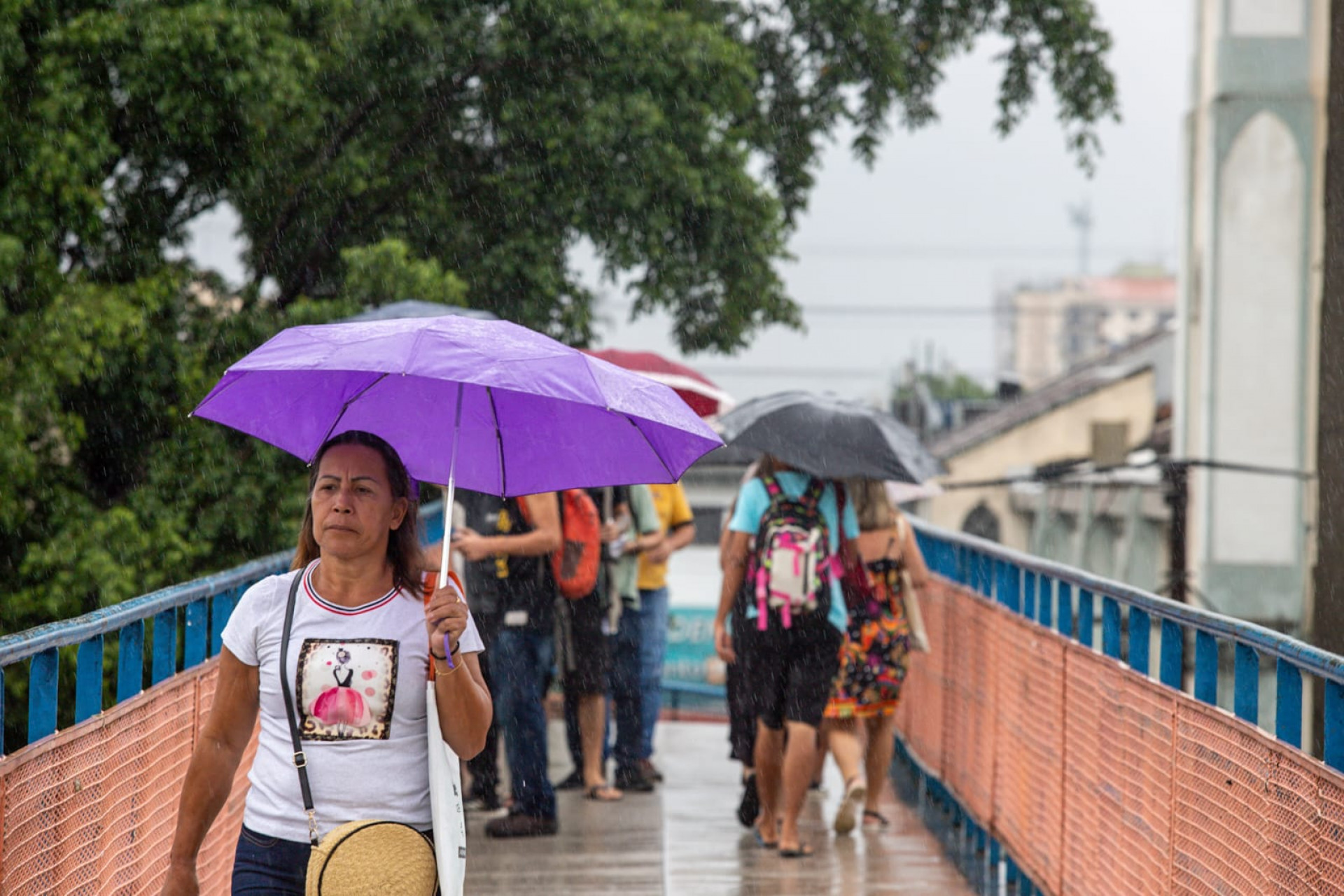 Pedestres caminharam no Centro de Nova Iguaçu durante dia chuvoso - Renan Areias / Agência O Dia