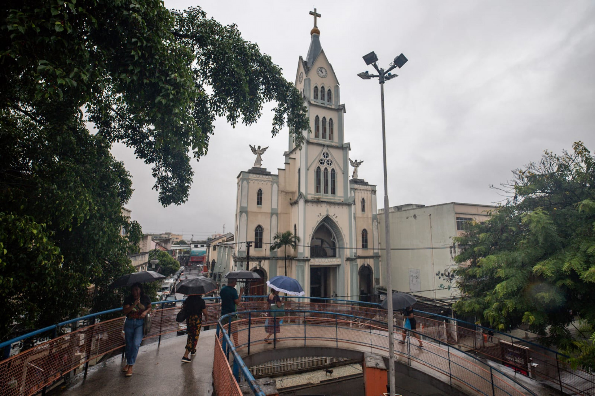 Pedestres caminharam no Centro de Nova Iguaçu durante dia chuvoso - Renan Areias / Agência O Dia