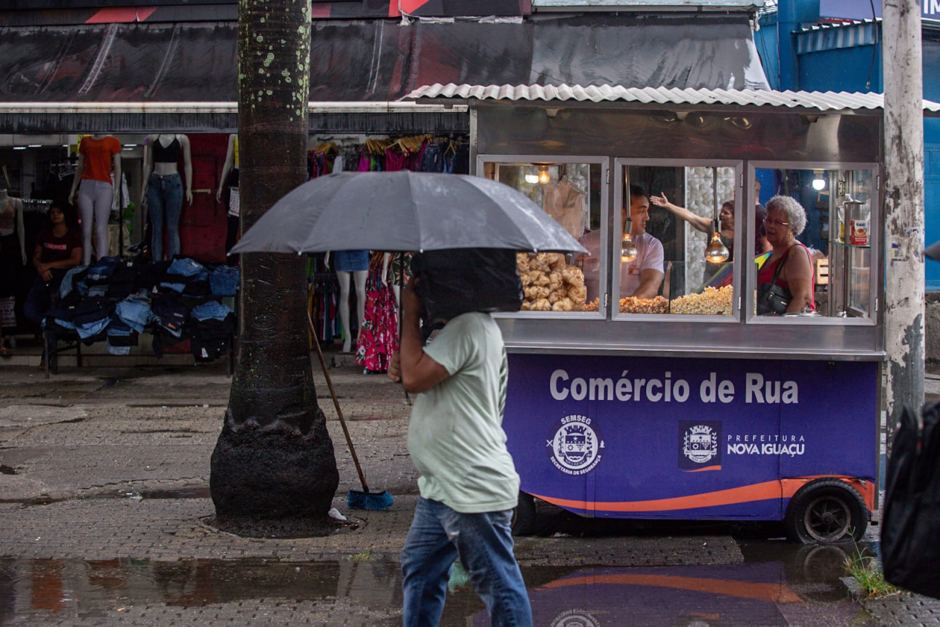 Pedestres caminharam no Centro de Nova Iguaçu durante dia chuvoso - Renan Areias / Agência O Dia