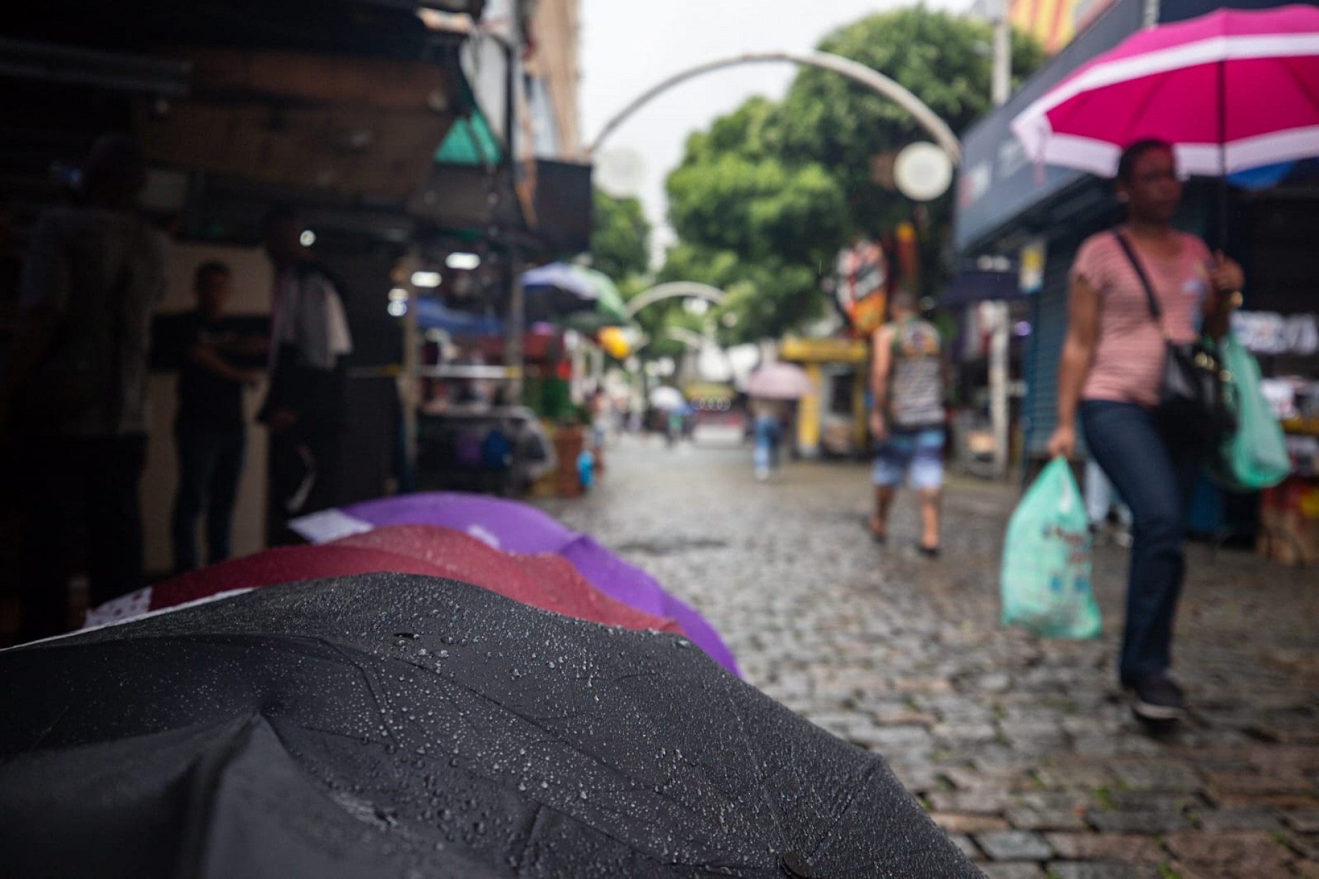 Pedestres caminharam no Centro de Nova Iguaçu durante dia chuvoso - Renan Areias / Agência O Dia