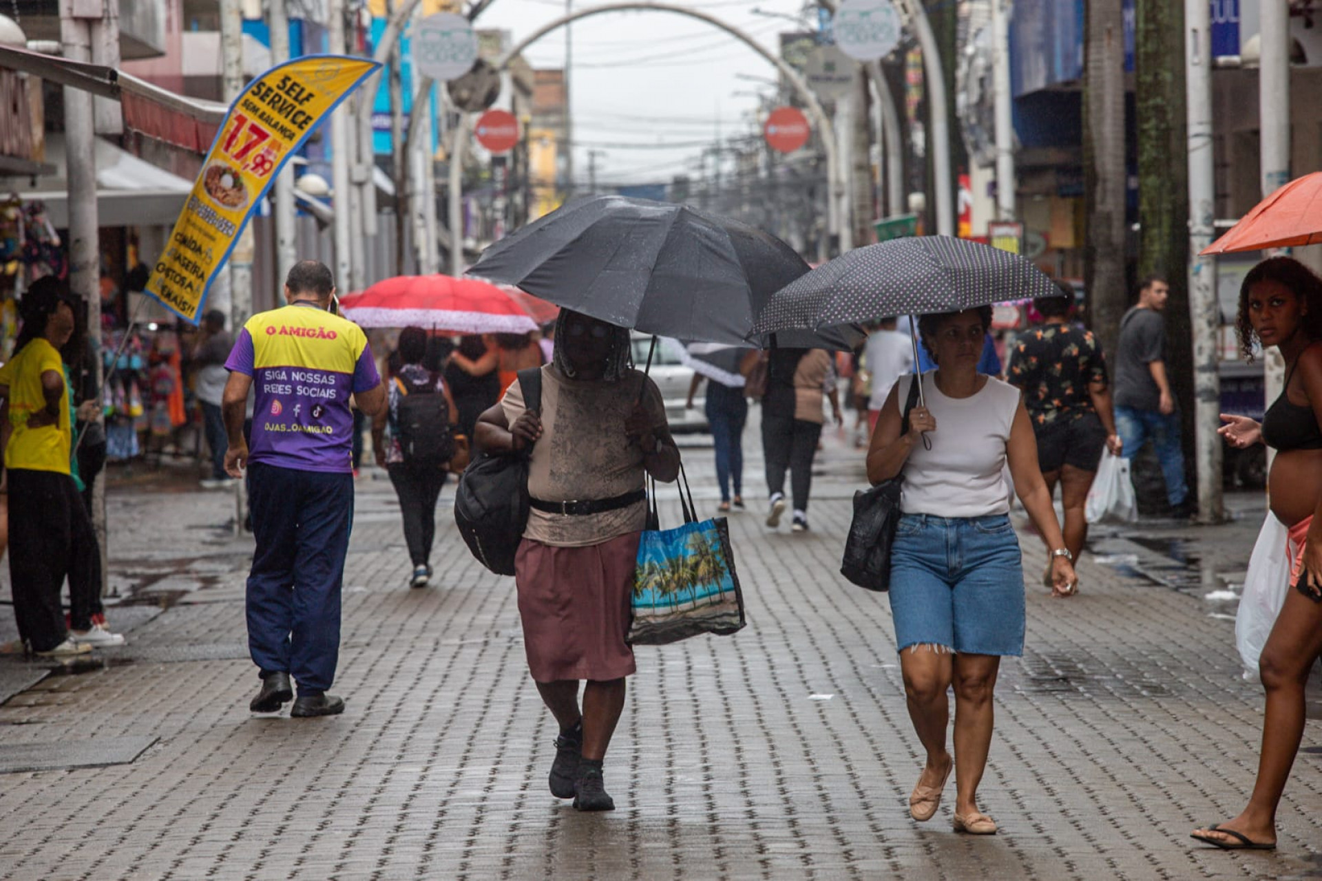 Pedestres caminharam no Centro de Nova Iguaçu durante dia chuvoso - Renan Areias / Agência O Dia