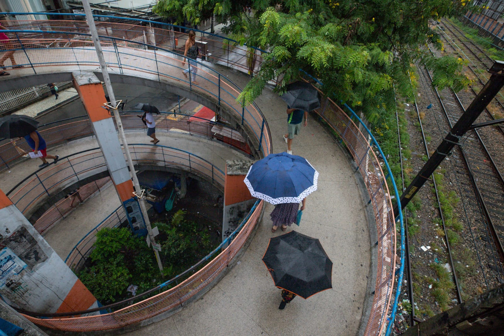 Pedestres caminharam no Centro de Nova Iguaçu durante dia chuvoso - Renan Areias / Agência O Dia