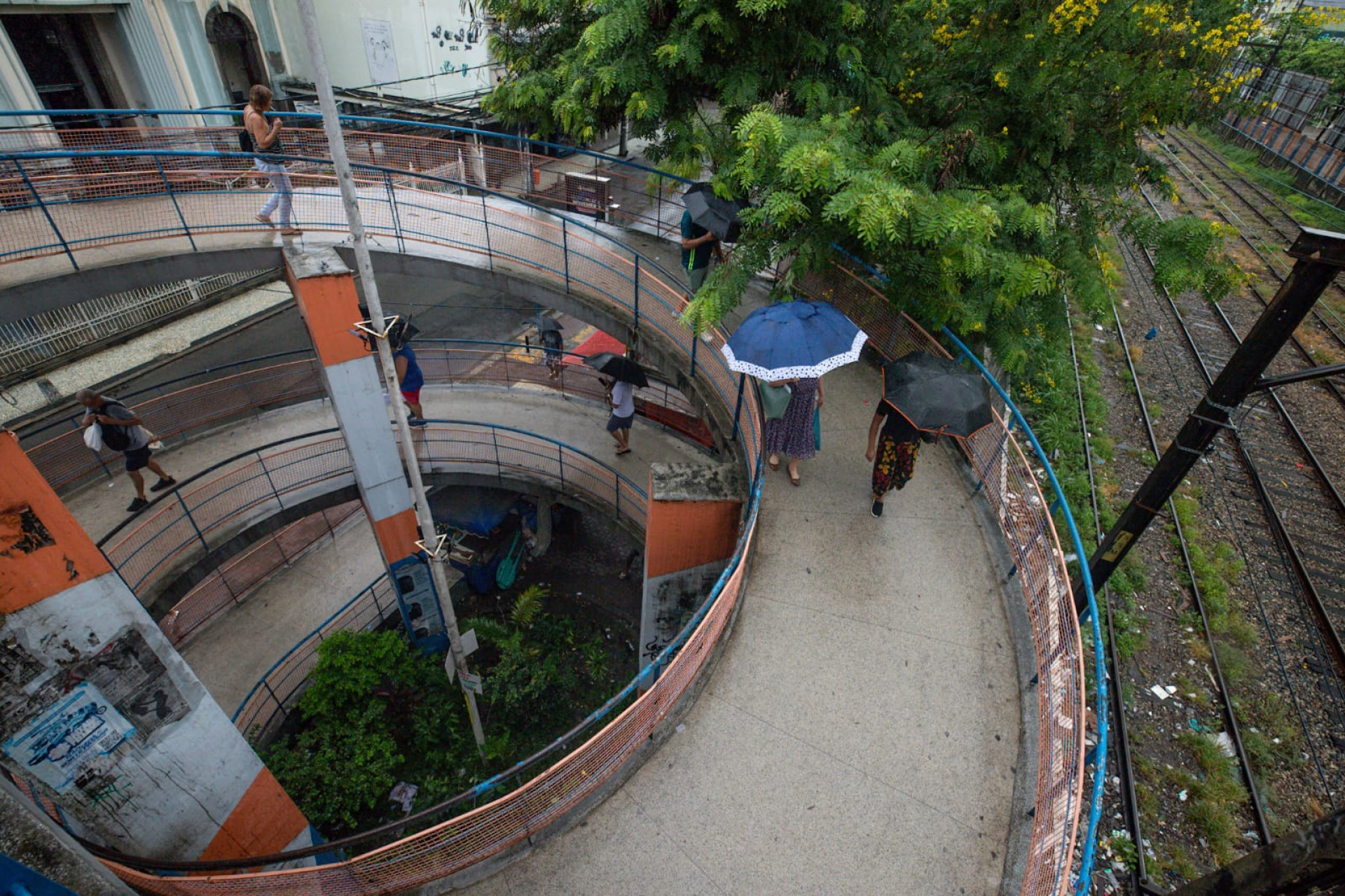 Pedestres caminharam no Centro de Nova Iguaçu durante dia chuvoso - Renan Areias / Agência O Dia
