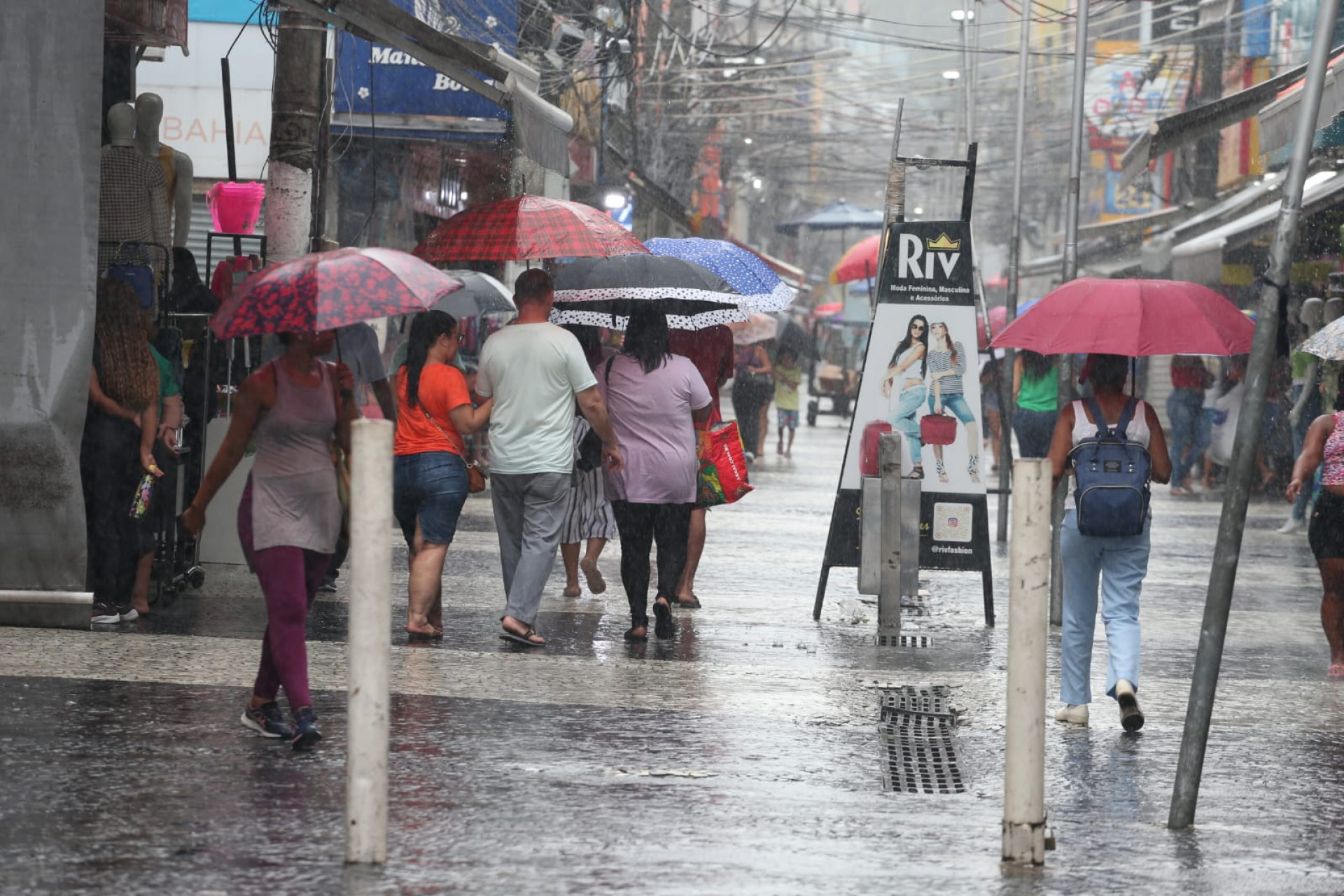 Diversas pessoas circularam com guarda-chuvas em Caxias nesta sexta - Cleber Mendes / Agência O Dia