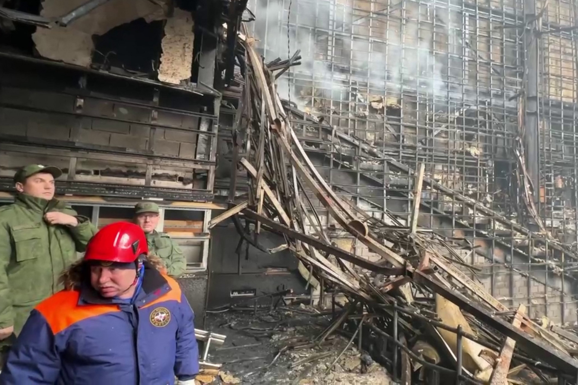 Crocus City Hall após incêndio causado pelo ataque terrorista em Moscou na sexta-feira (22) - Divulgação / Serviço de Emergência da Rússia / AFP