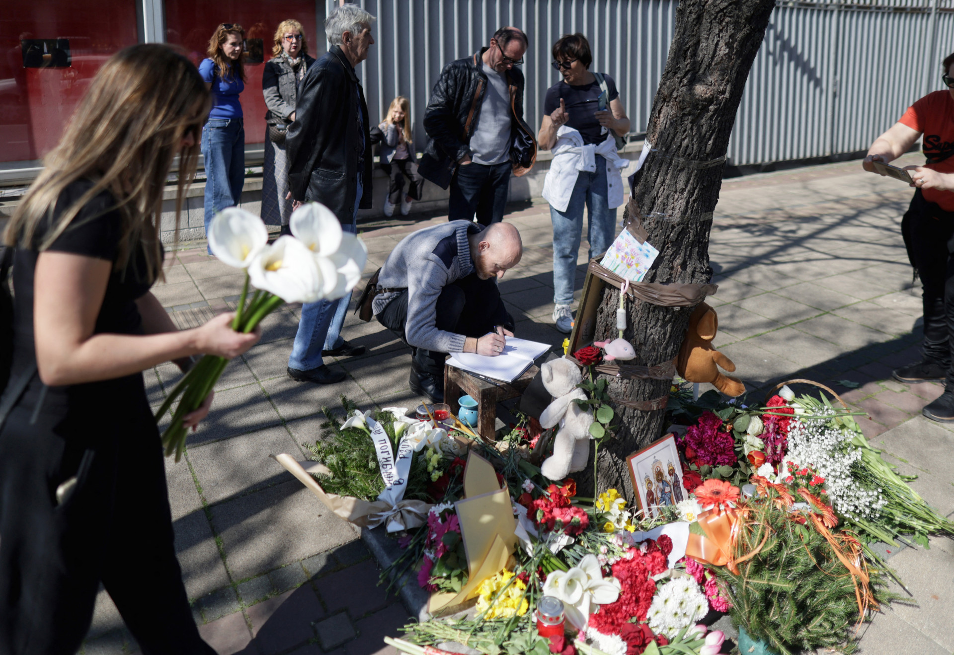 Em Belgrado, s&eacute;rvios prestam homenagem as v&iacute;timas de atentando em caso de shows no sub&uacute;rbio de Moscou - Oliver Bunic / AFP