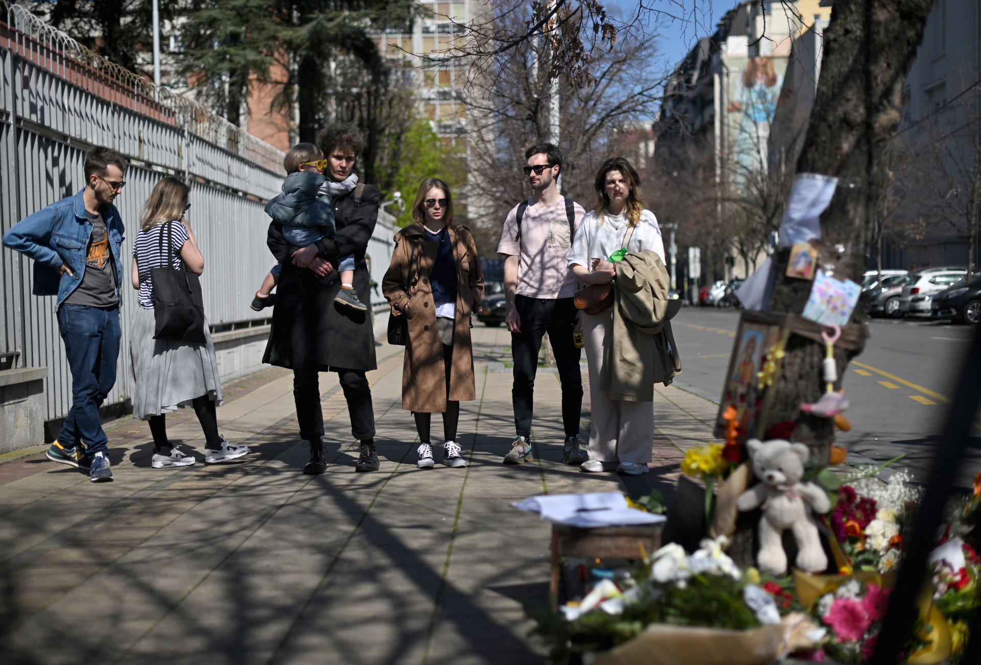 Em Belgrado, s&eacute;rvios prestam homenagem as v&iacute;timas de atentando em caso de shows no sub&uacute;rbio de Moscou - Oliver Bunic / AFP