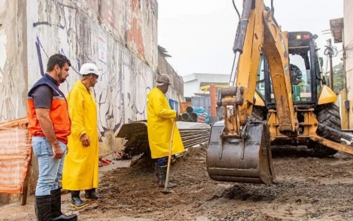 A previsão para as próximas horas é céu nublado a encoberto e chuvas de intensidade moderada a forte até a tarde deste domingo