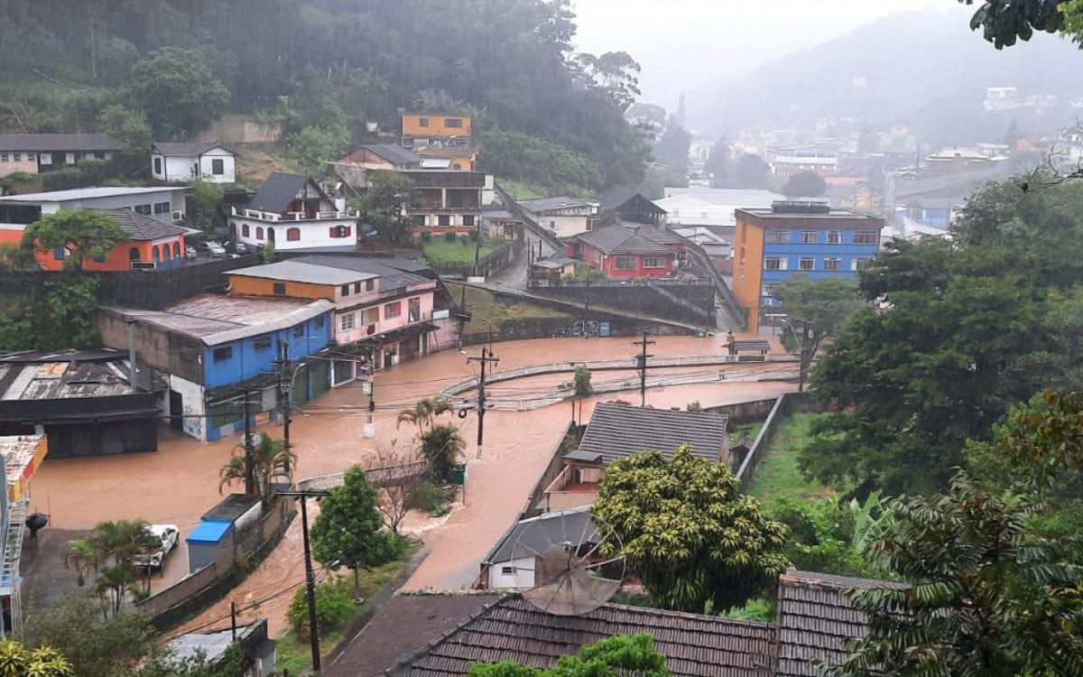 Chuvas que atingiram Petrópolis deixaram ruas alagadas e provocaram deslizamentos - Reprodução/Facebook