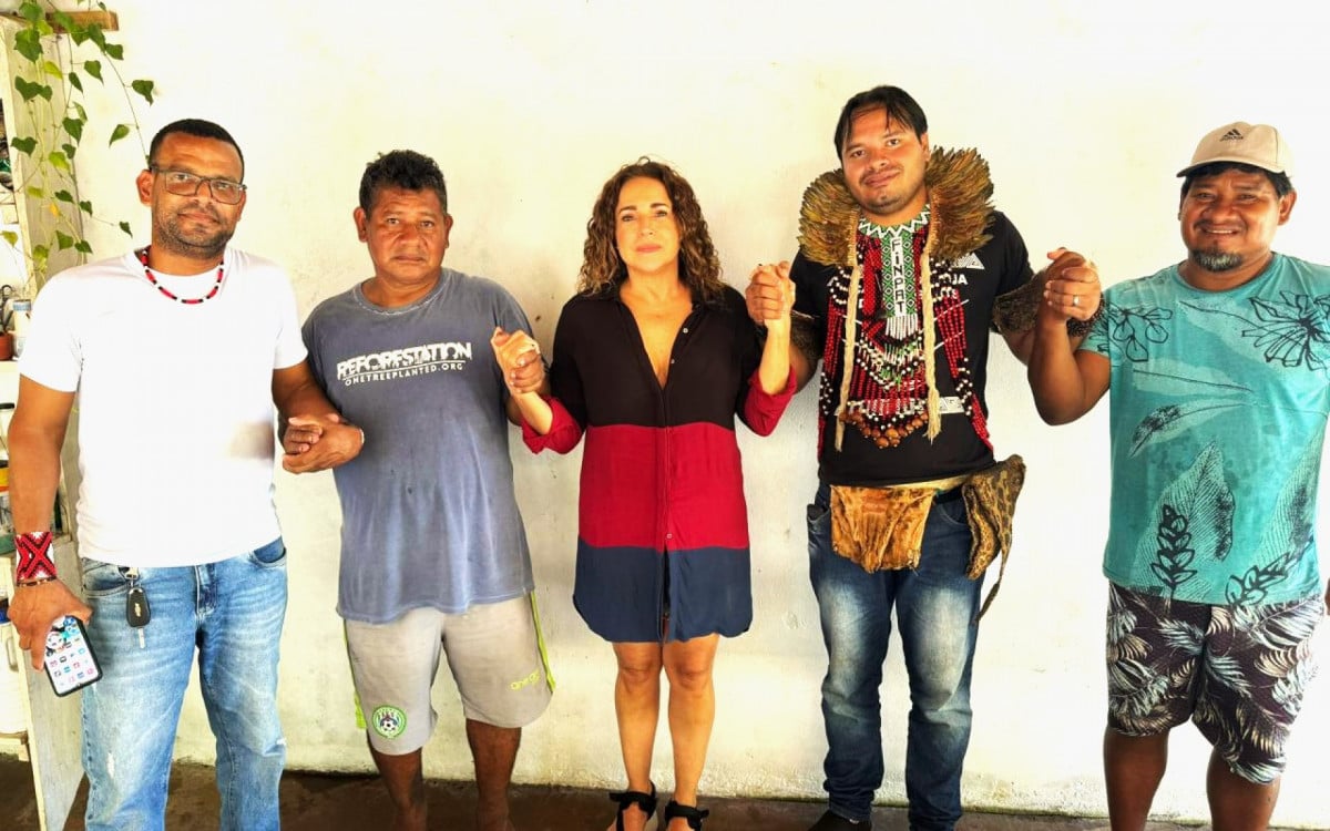 Daniela Mercury visita aldeia indígena