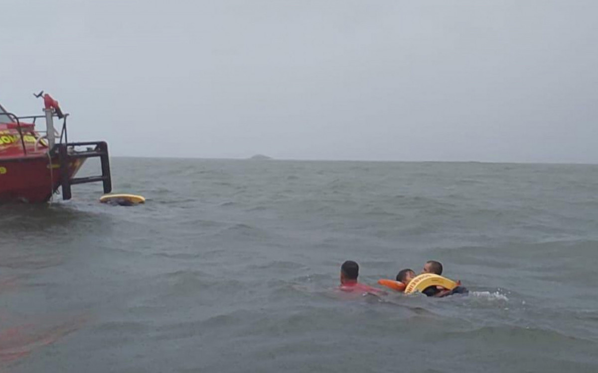 Tripulantes sendo resgatados do mar pelos mergulhadores do Corpo de Bombeiros