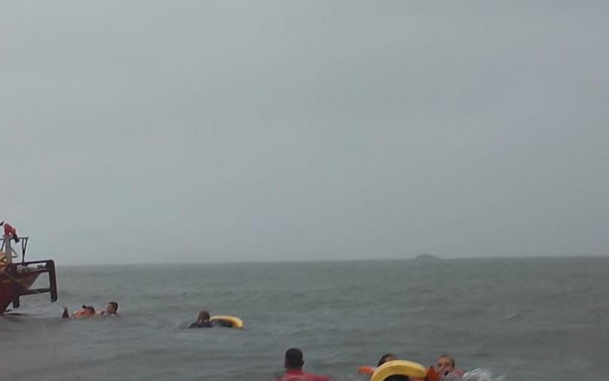 Tripulantes sendo resgatados pelos mergulhadores do Corpo de Bombeiros