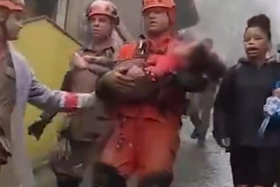 Criança é resgatada com vida após 16 horas soterrada em Petrópolis