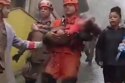 Menina de 4 anos que ficou soterrada por 16h em Petrópolis recebe alta