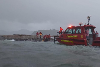 Embarcação afunda depois de bater em uma laje com sete tripulantes, cinco estrangeiros, em Angra dos Reis