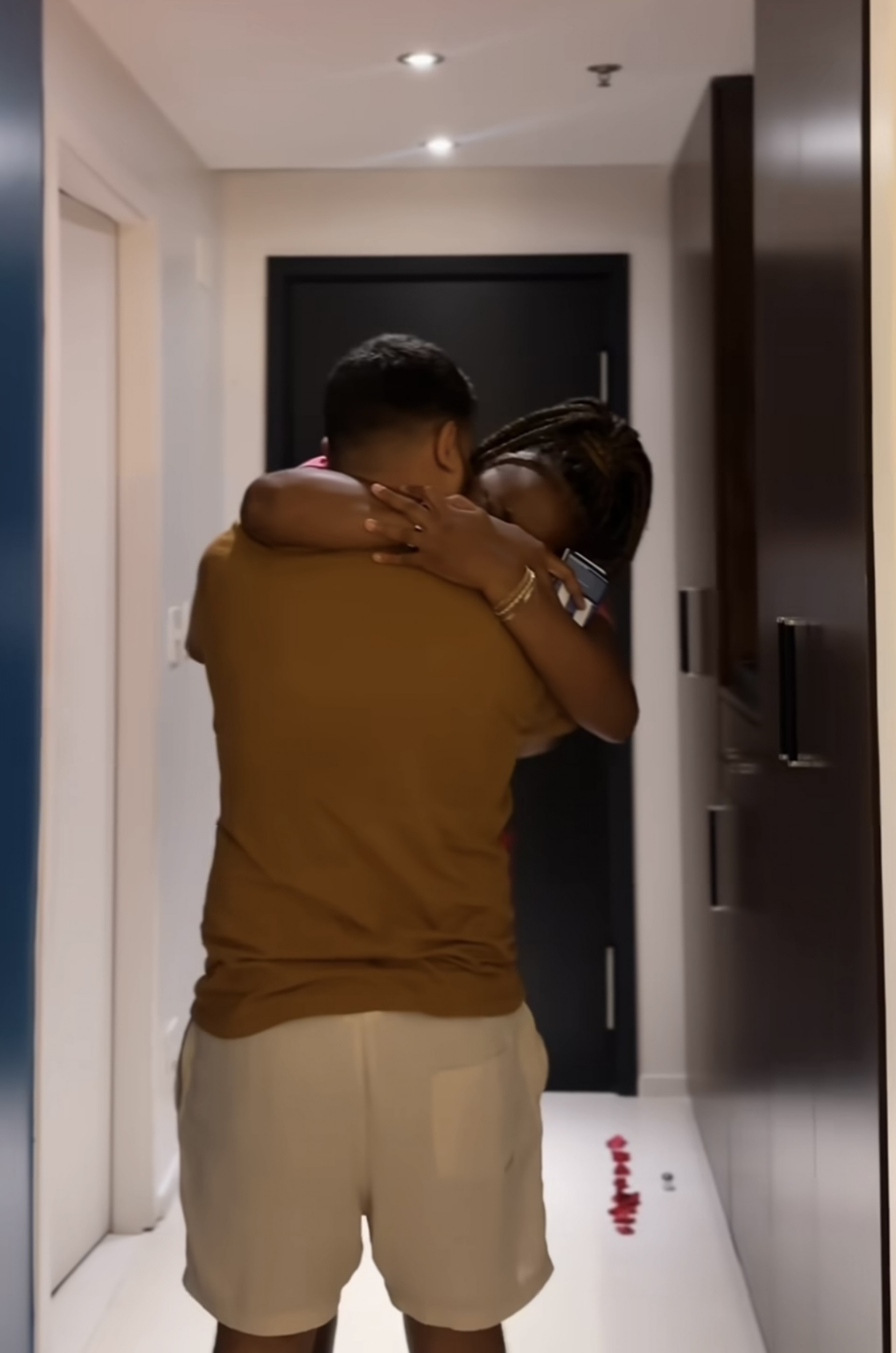 Raquele reencontra o noivo, Carlos Eduardo - Reprodução