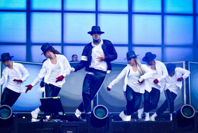 Livinho faz tributo a Michael Jackson em show no Lollapalooza e impressiona internautas