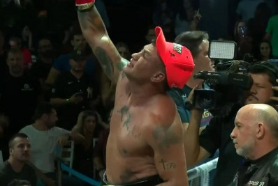 Popó impõe pressão e córner de empresário joga a tolha em luta de Boxe