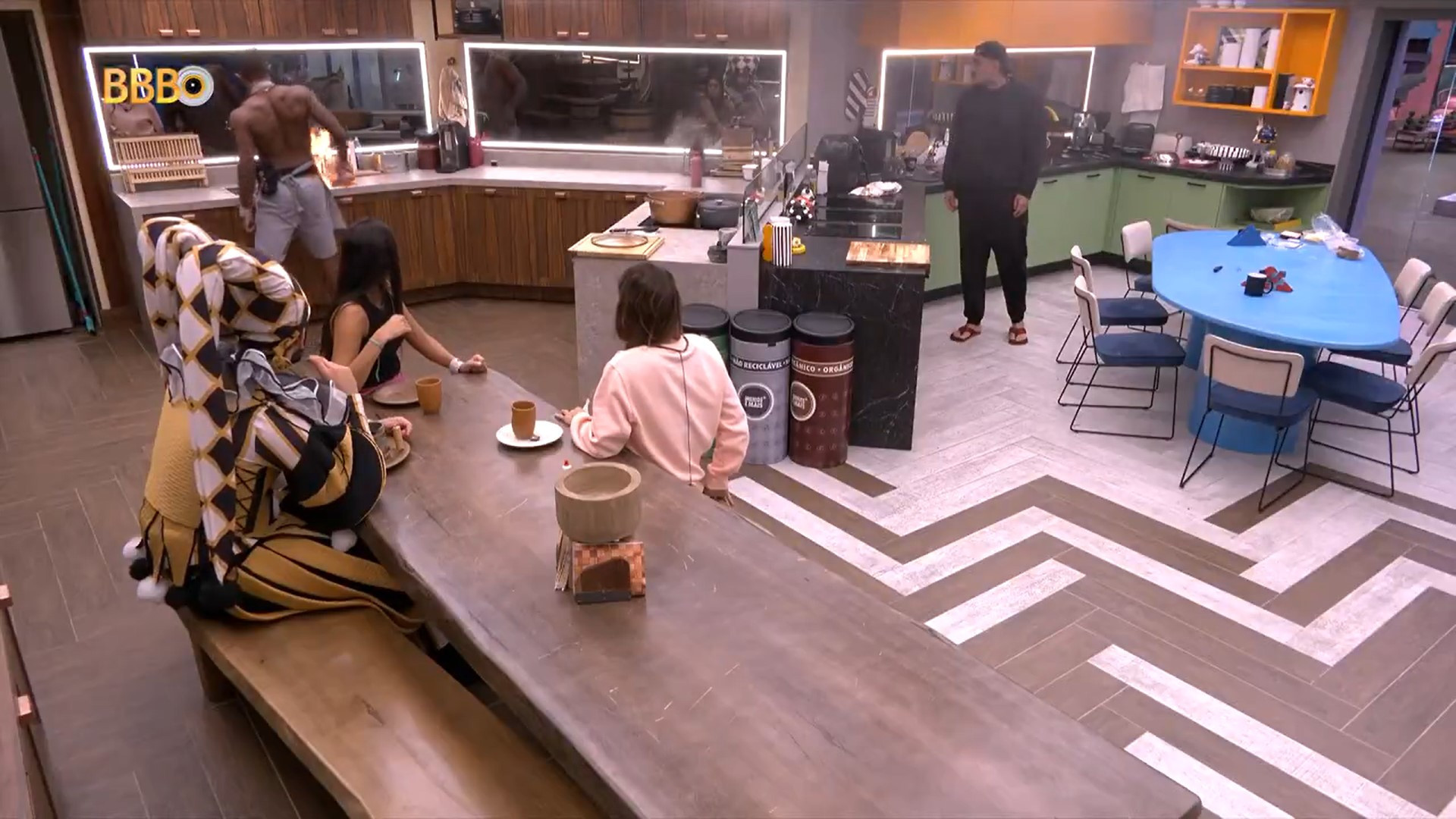 Frigideira pega fogo após distração de MC Bin Laden - Reprodução / TV Globo