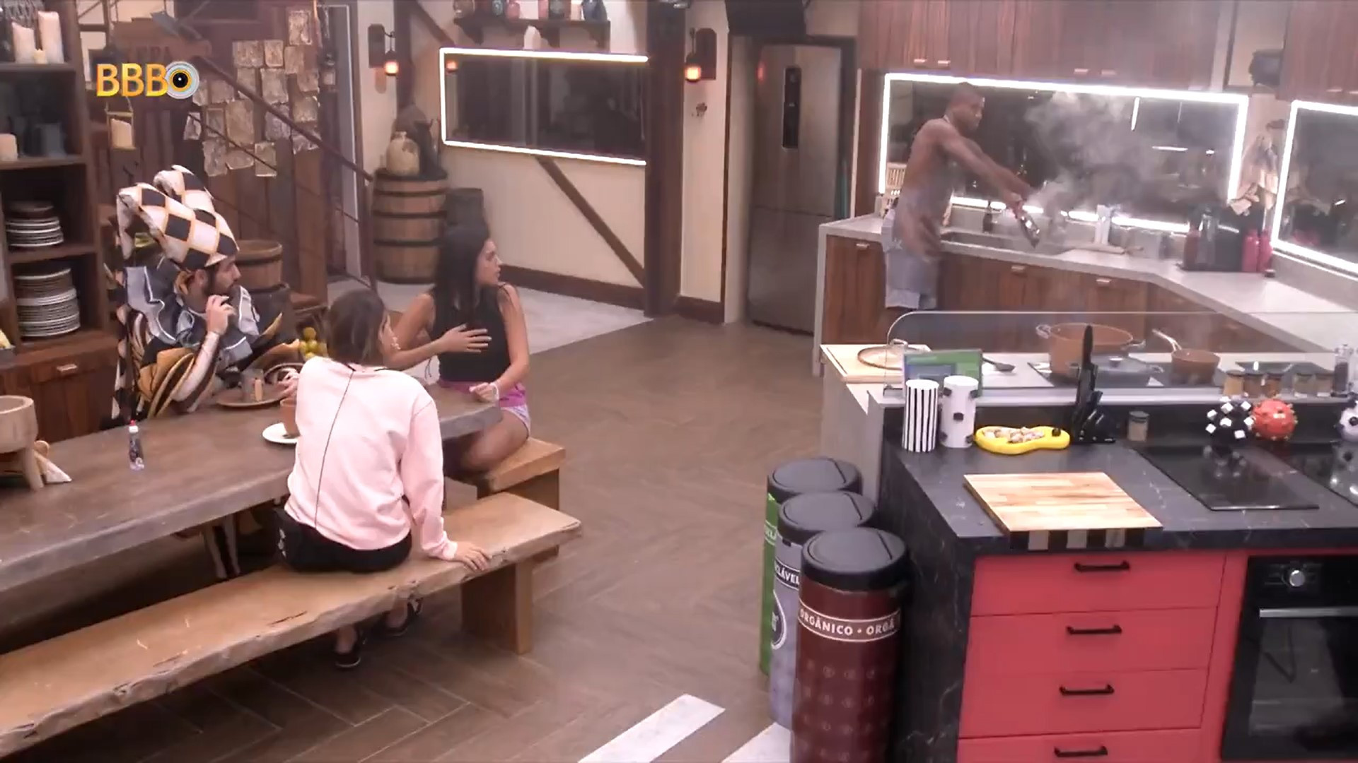 Frigideira pega fogo após distração de MC Bin Laden - Reprodução / TV Globo