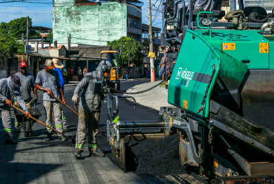 Estrada Aníbal da Mota ganha novo asfalto no Parque São José em Belford Roxo