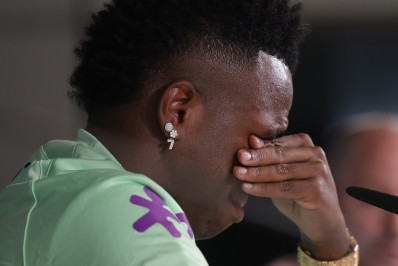 Lenda paraguaia publica comentário homofóbico sobre Vini Jr: 'Não seja v...'