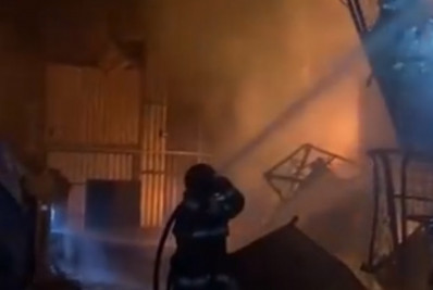 Grande incêndio atinge galpão de recicláveis na Região Metropolitana de São Paulo; veja vídeo