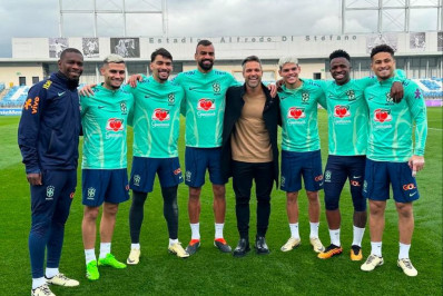 Diego visita a Seleção e tira foto com jogadores e ex-companheiros do Flamengo