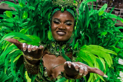 Jamilly Marques ganha posto de rainha do Império Serrano 