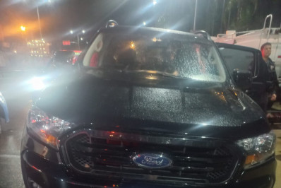 Carro é roubado durante assalto em rua movimentada na Zona Norte