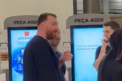 Vídeo! Sam Smith é flagrado em rede de fast food depois de show no Lollapalooza