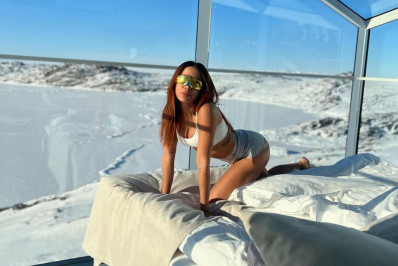 Anitta abre álbum de fotos de viagem sozinha pela Escócia e Groenlândia
