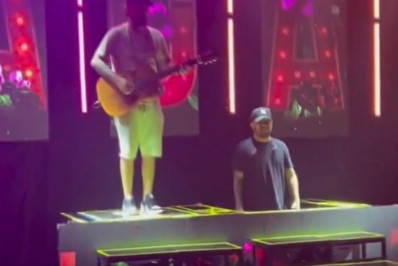 Vídeo! Victor Hugo, dupla de Diego, cai de estrutura durante show