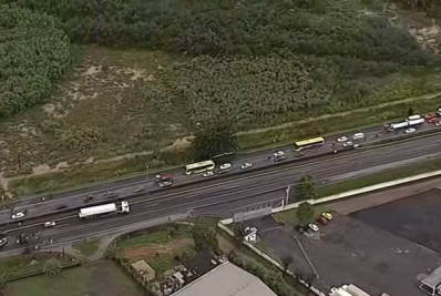 Após chuvas, manifestantes interditam duas pistas da Rio-Magé por alagamento em Caxias