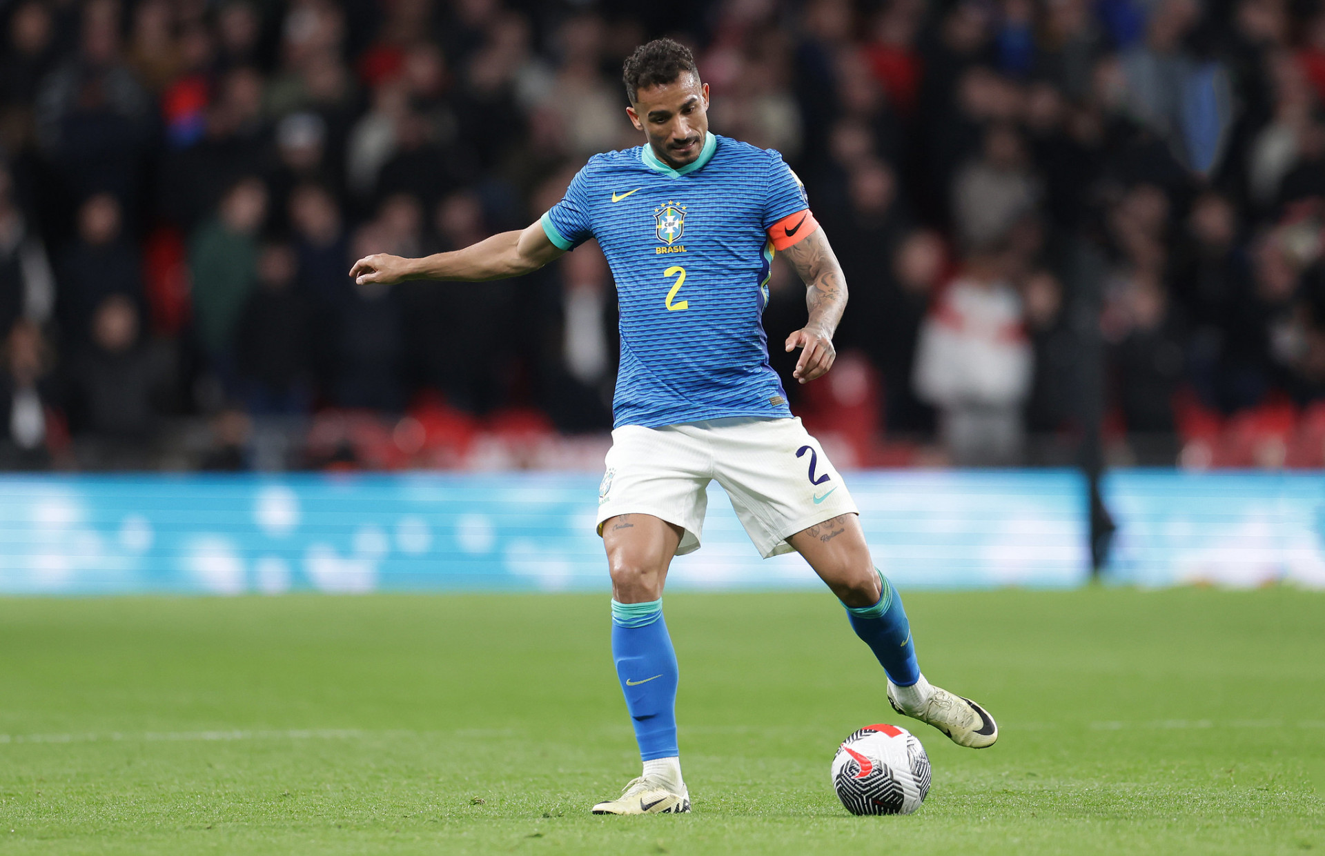 Danilo em ação durante o jogo entre Inglaterra e Brasil - Rafael Ribeiro/ CBF