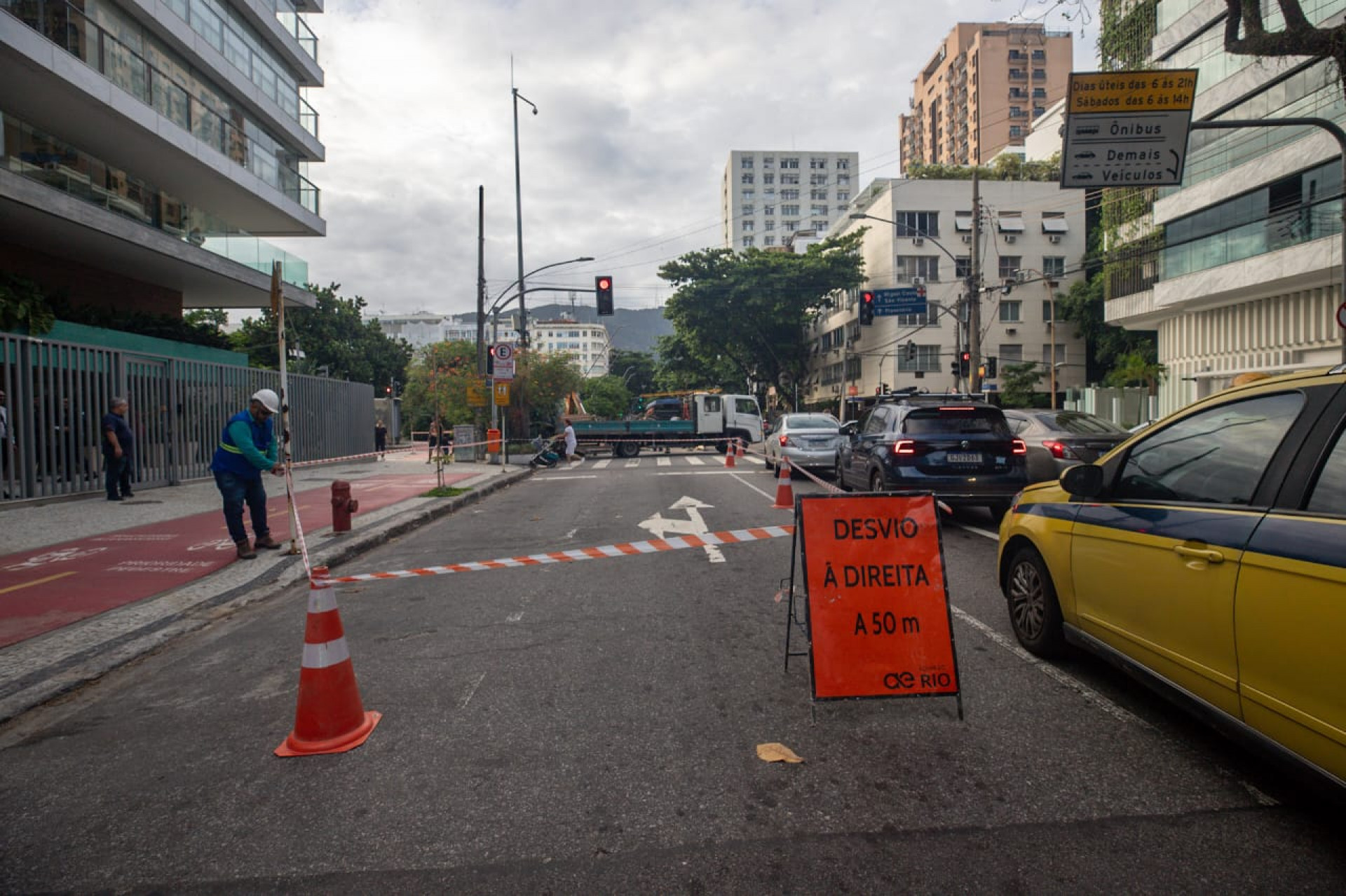 Testemunhas afirmam que buraco estava mau sinalizado quando motociclista sofreu acidente - Renan Areias/Agência O Dia