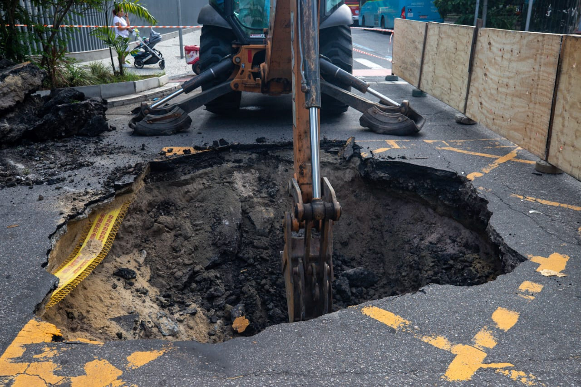 Equipes da Prefeitura do Rio e também da concessionária Águas do Rio trabalham para reparar cratera no Leblon - Renan Areias/Agência O Dia