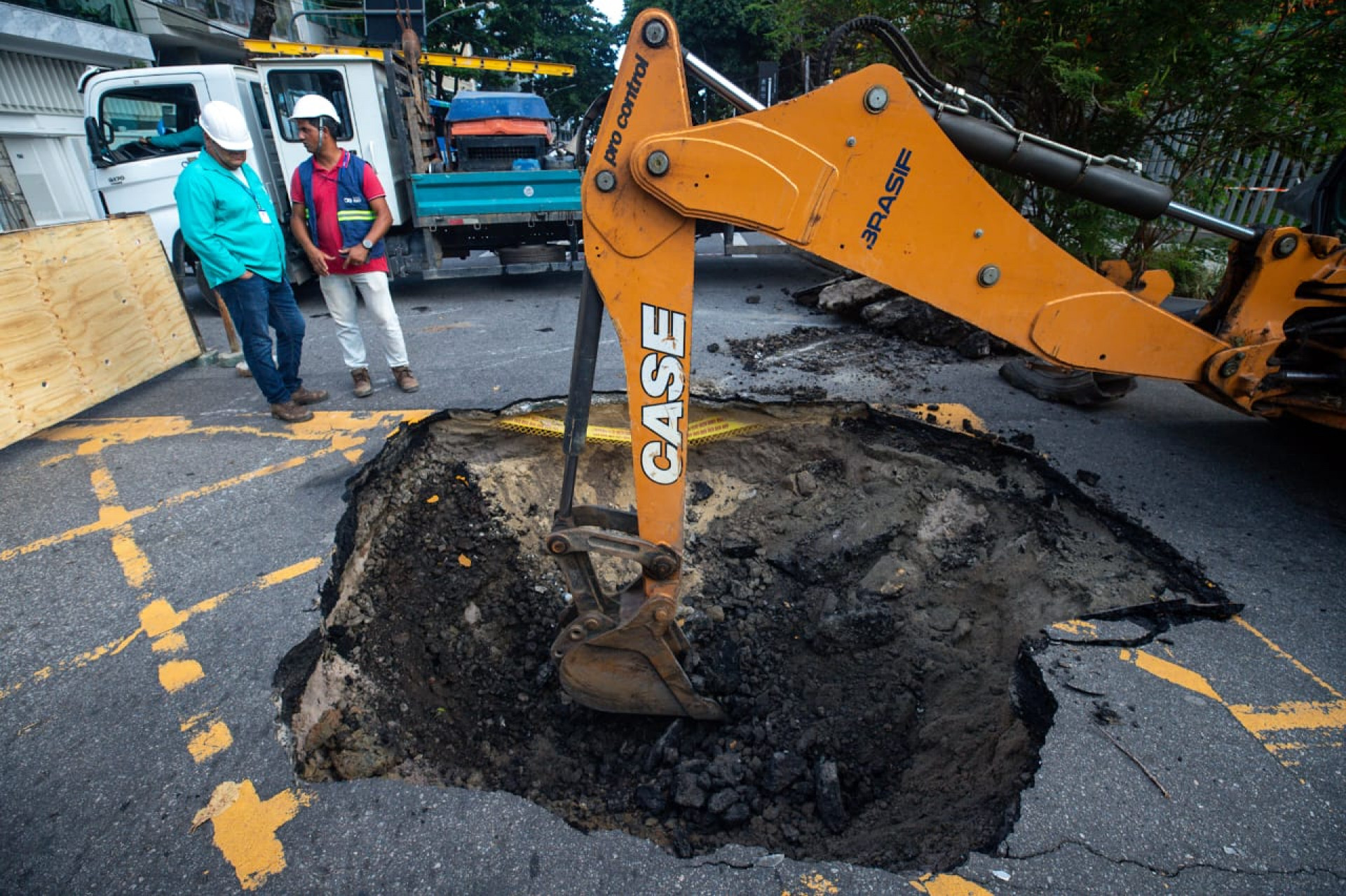 Equipes da Prefeitura do Rio e também da concessionária Águas do Rio trabalham para reparar cratera no Leblon - Renan Areias/Agência O Dia