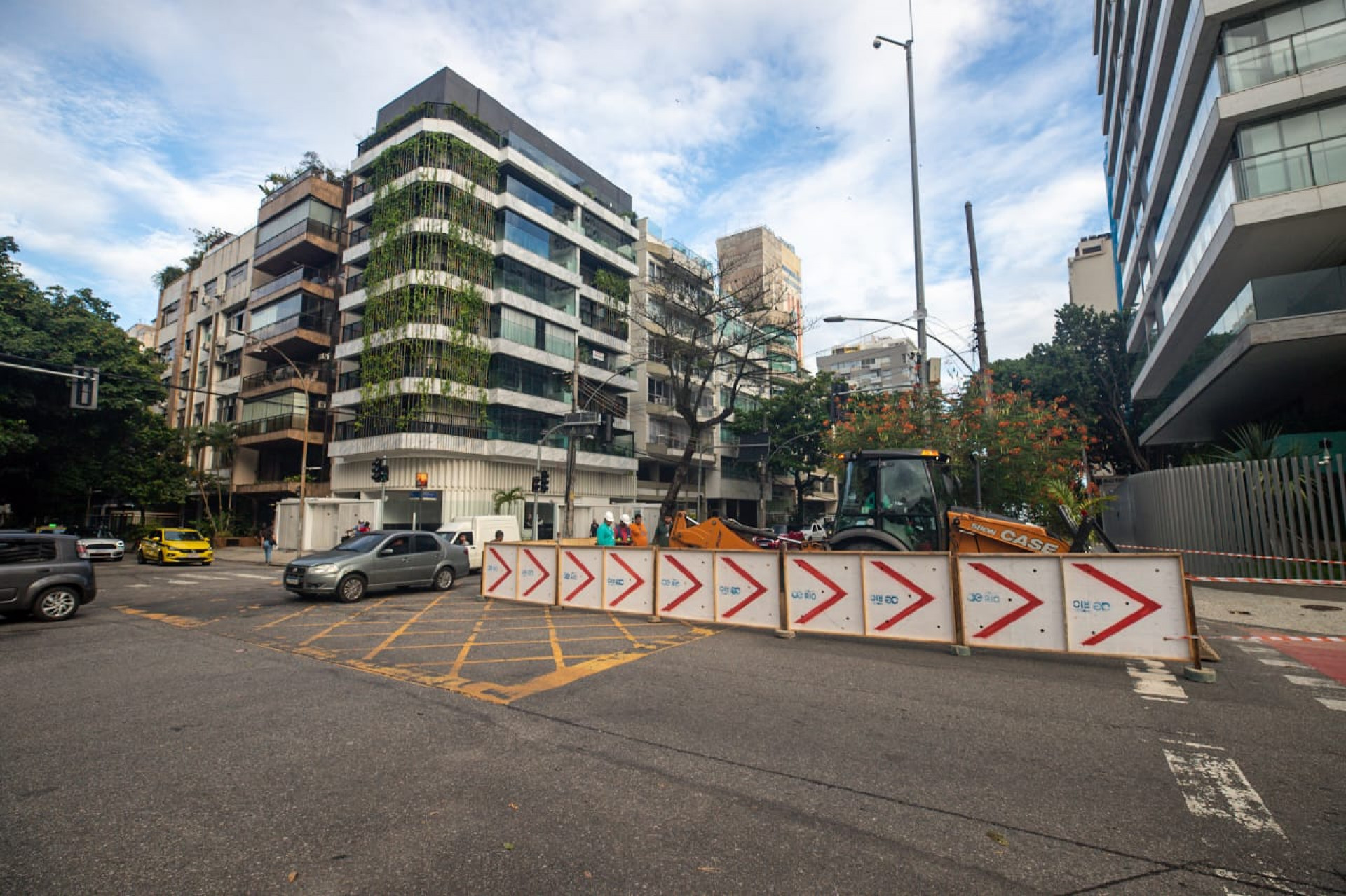 Testemunhas afirmam que buraco estava mau sinalizado quando motociclista sofreu acidente - Renan Areias/Agência O Dia