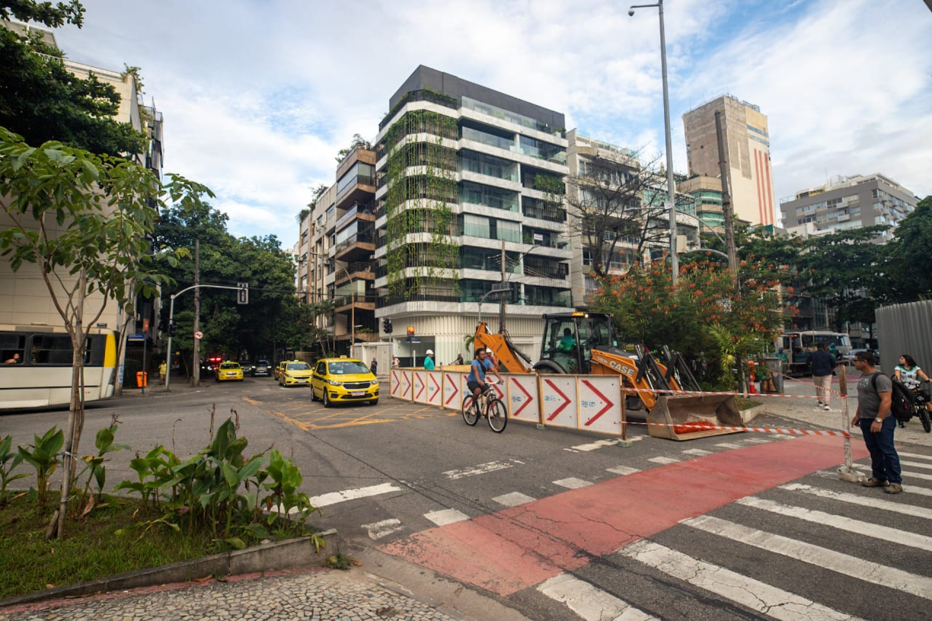 Testemunhas afirmam que buraco estava mau sinalizado quando motociclista sofreu acidente - Renan Areias/Agência O Dia