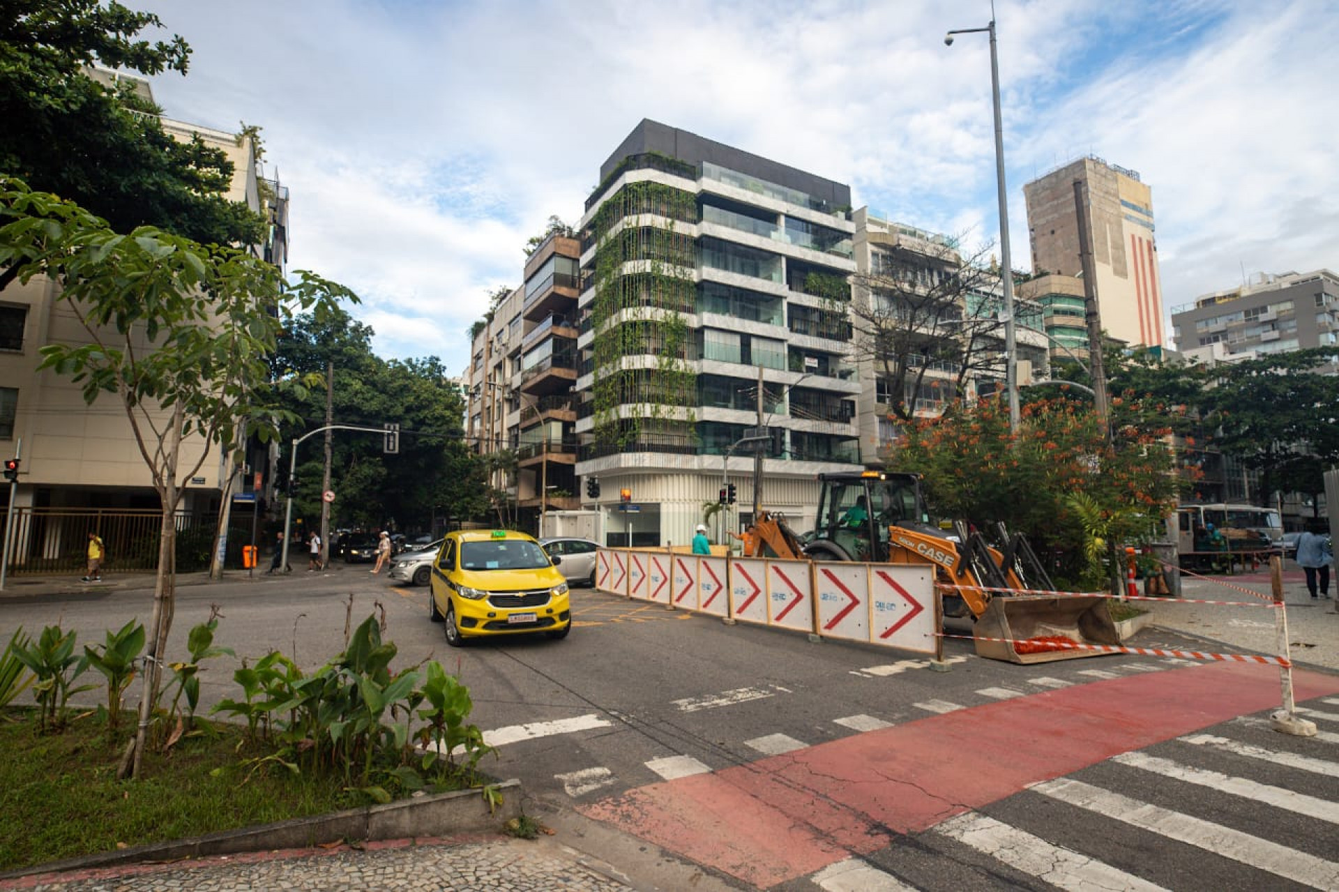 Testemunhas afirmam que buraco estava mau sinalizado quando motociclista sofreu acidente - Renan Areias/Agência O Dia