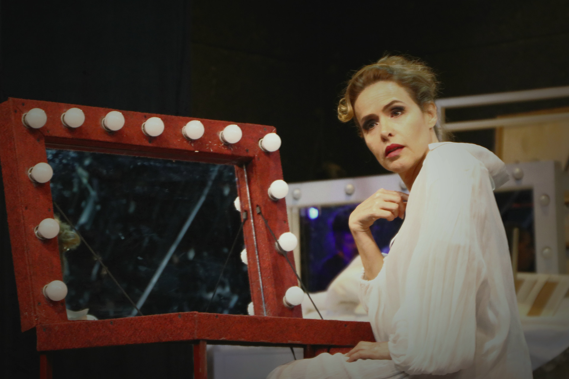 Leona Cavalli em cena na peça 'Ser Artista' - Fernando Alecrim / Divulgação