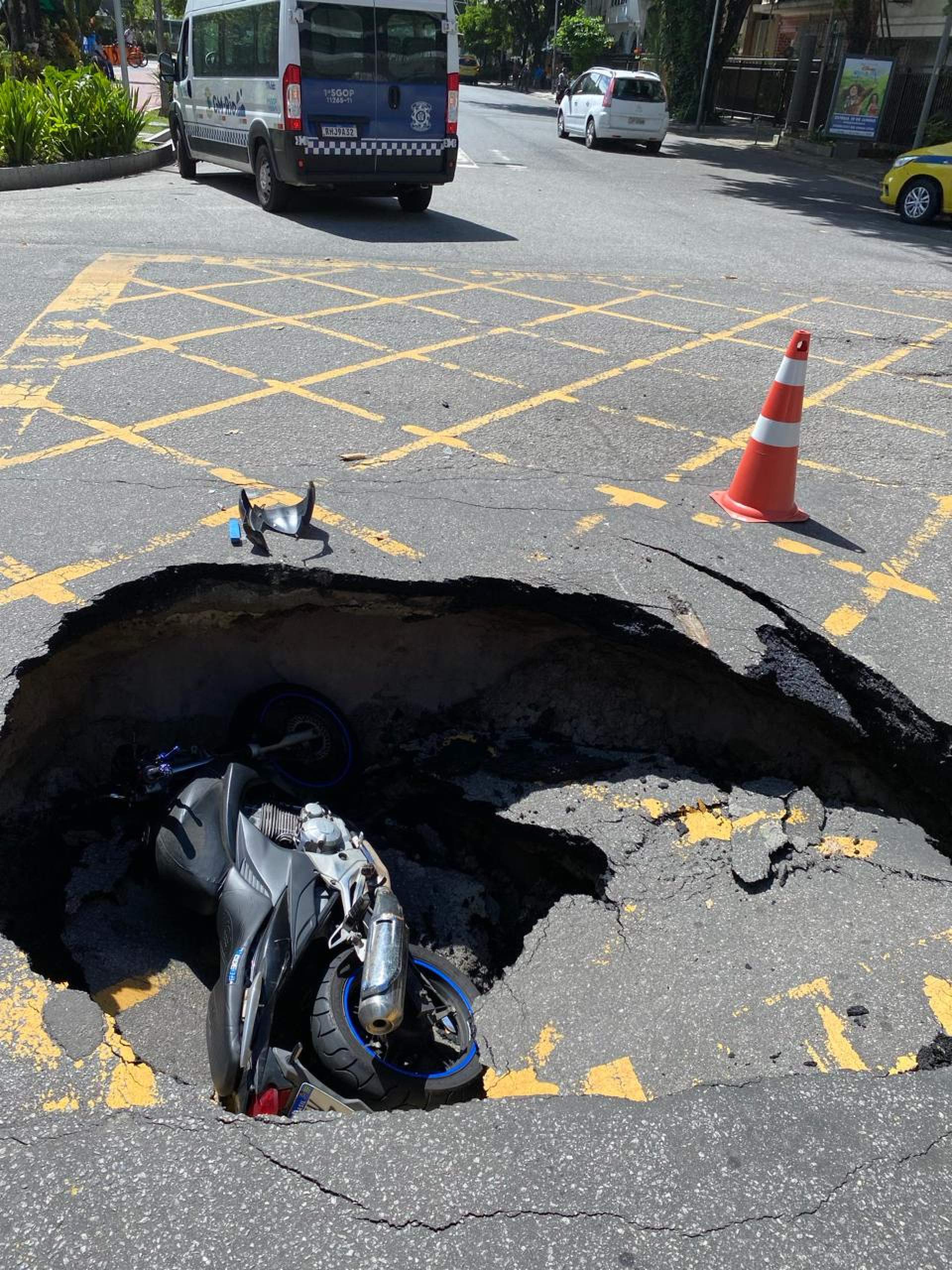 Motocicleta foi parar dentro do buraco na esquina entre a Bartolomeu Mitre e Rua General San Martin - Reprodução