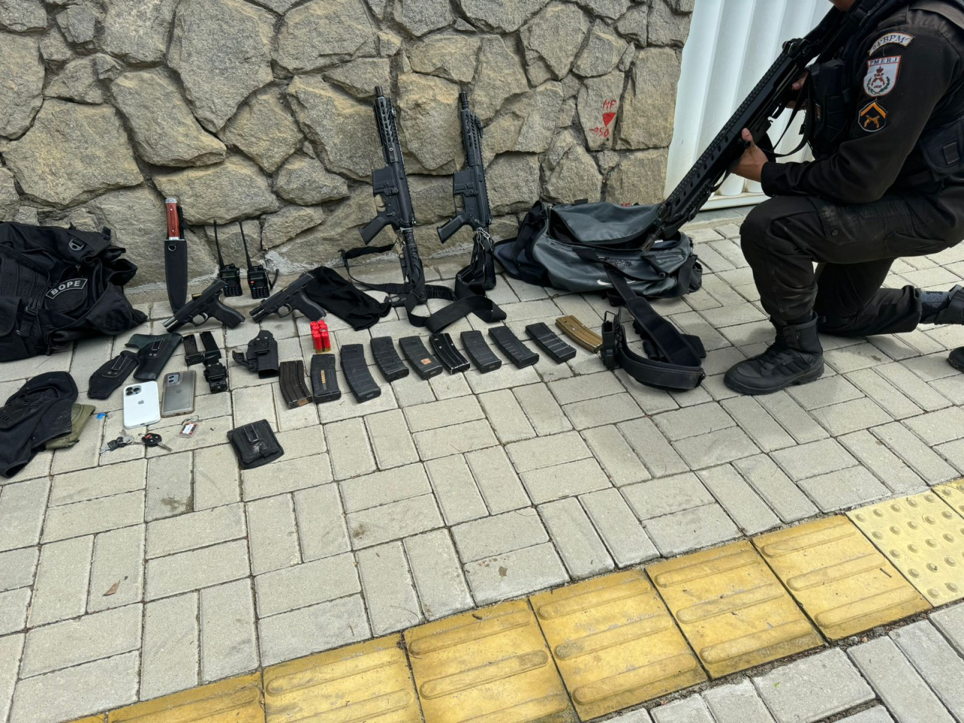 Milicianos transportavam dois fuzis, duas pistolas e farta quantidade de munições  - Divulgação