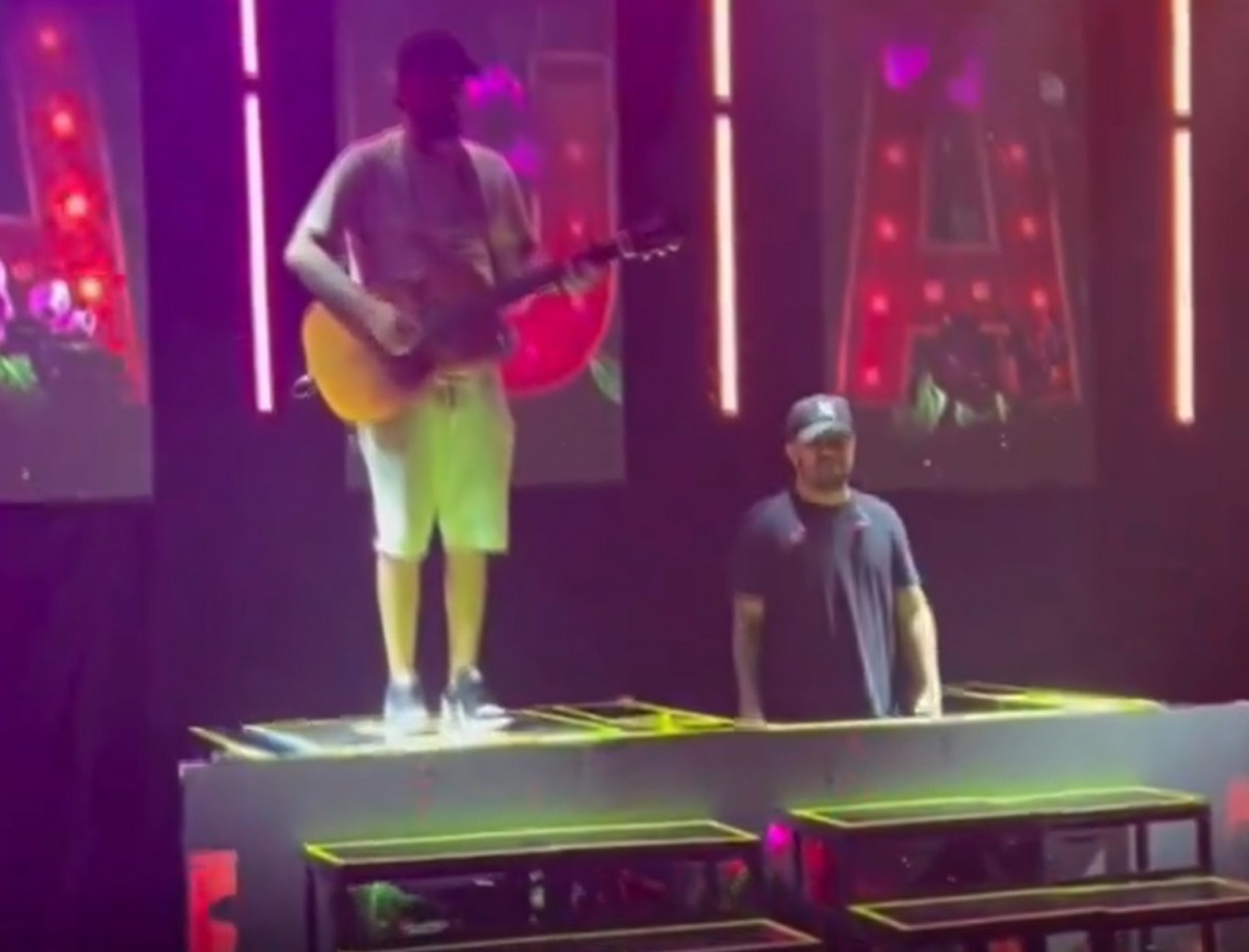 Victor Hugo despenca de palco durante show - Reprodução 